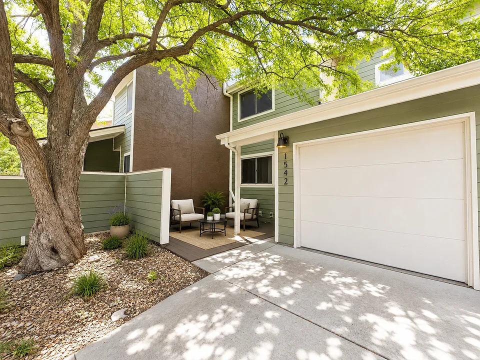 1542 Macarthur Dr