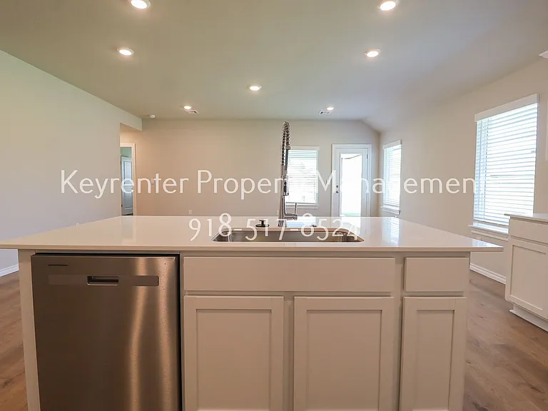 15610 S 75th East Ave — Photo 17