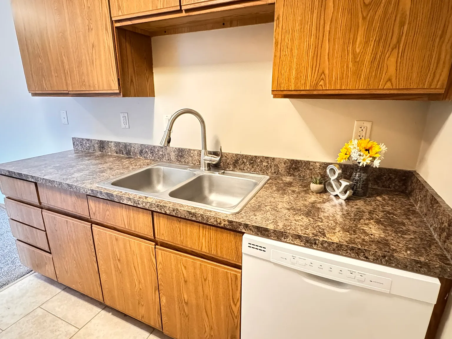 2 bed, 1000 sqft, $1,099 — Photo 3