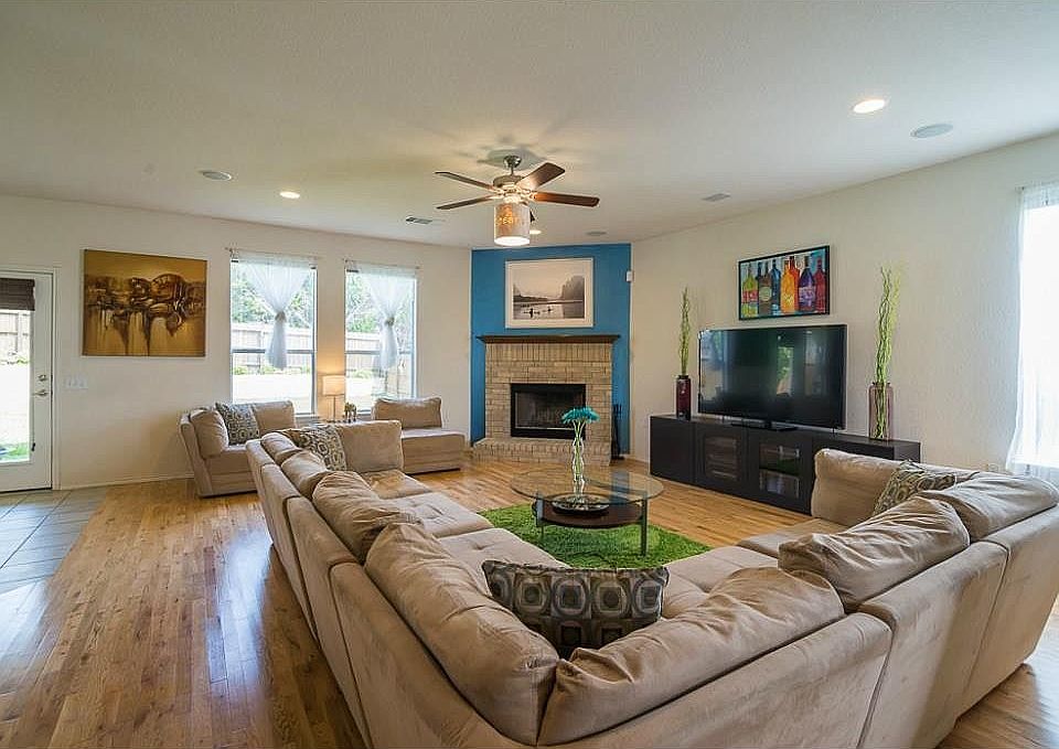 Spacious living room!