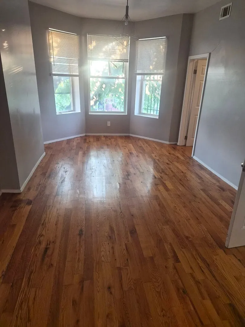 3 bed, 1000 sqft, $1,600 — Photo 1
