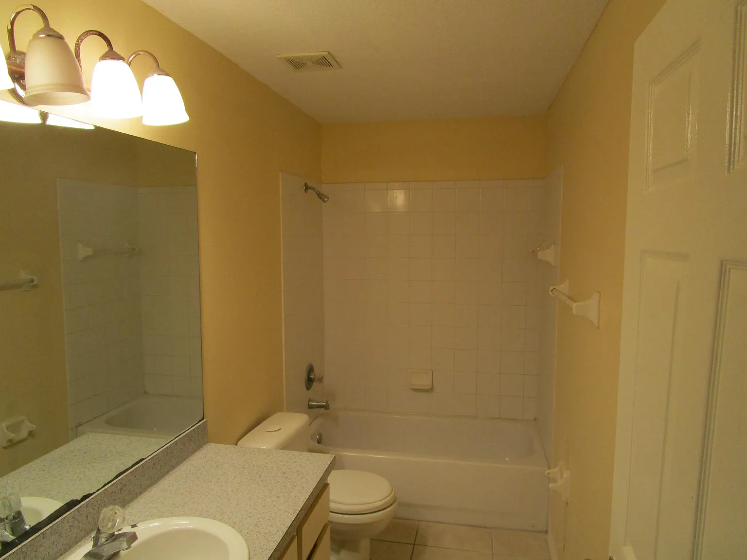 3 bed, 1260 sqft, $2,100 — Photo 3
