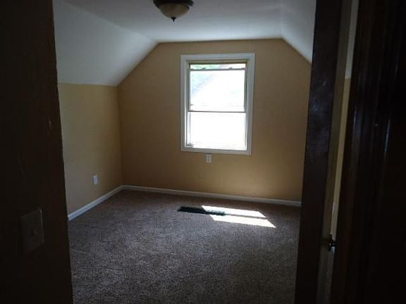 5th image of 304 Danbury Dr