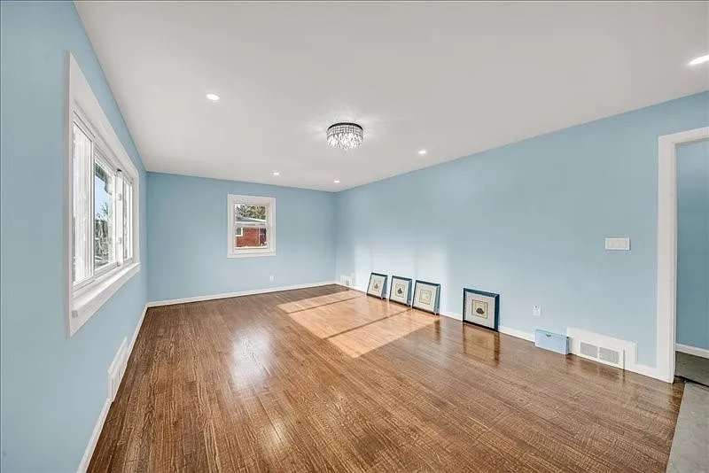 3 bed, 1.5 bath, 1616 sqft, $2,400 — Photo 3