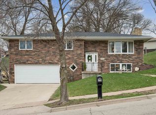 2744 Meadow Wood Dr, Dubuque, IA 52001