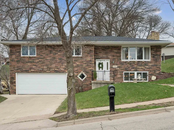 2744 Meadow Wood Dr, Dubuque, IA 52001