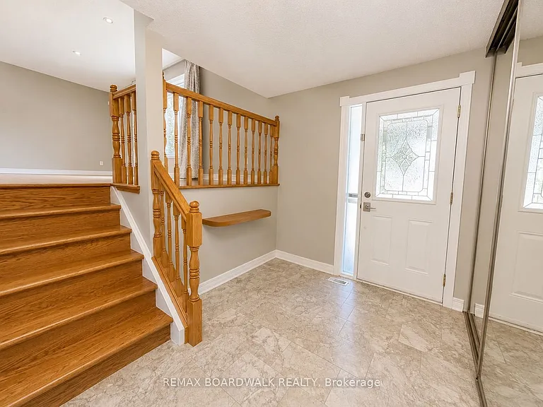 22 Bartley Cres — Photo 3