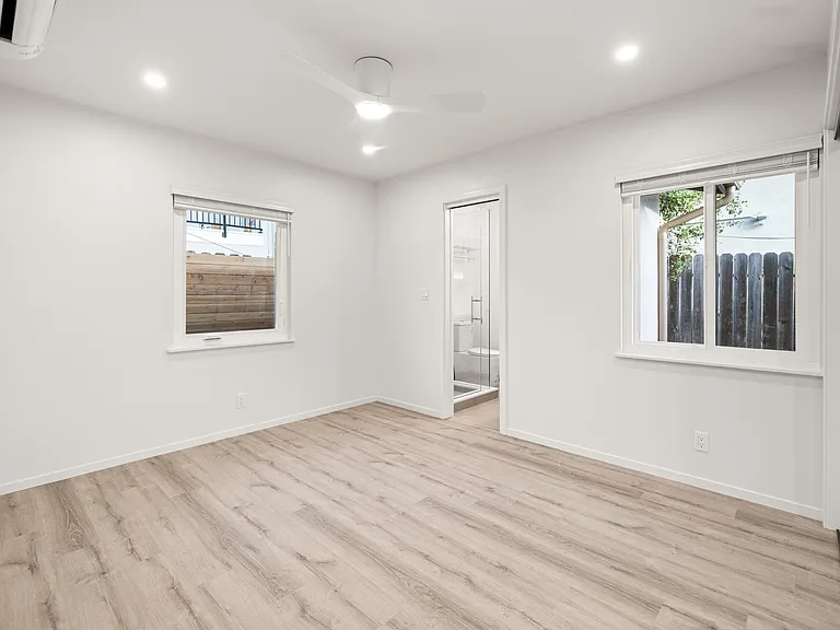 103 W Calle Crespis #C — Photo 8