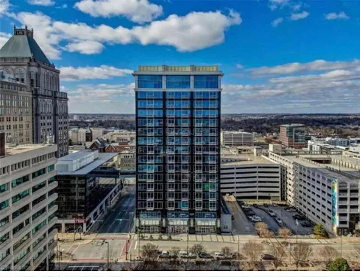 Building Photo - 201 N Elm St #508