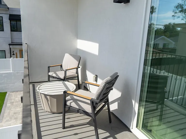 4831 Riverton Ave — Photo 10