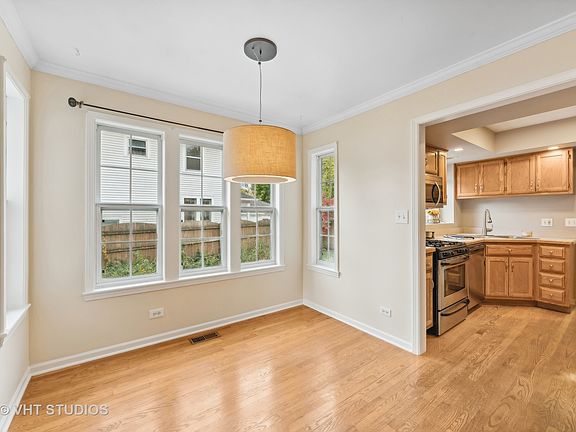 5th image of 515 N Van Buren St