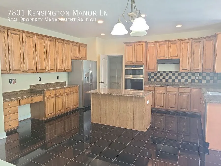 4 bed, 3.5 bath, 4459 sqft, $3,300 — Photo 3