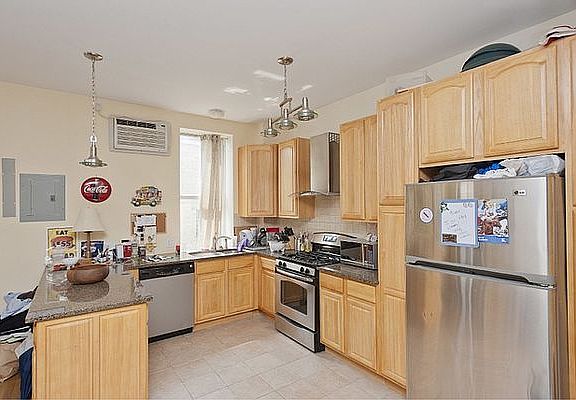 3rd image of 300 E 6th St APT 3