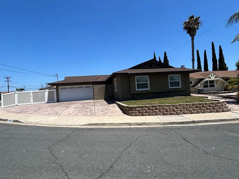 1483 La Corta Cir — Photo 6