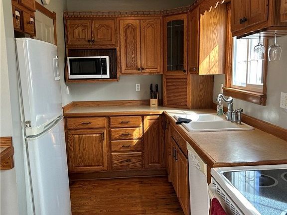 3rd image of 768 Champion Ave W