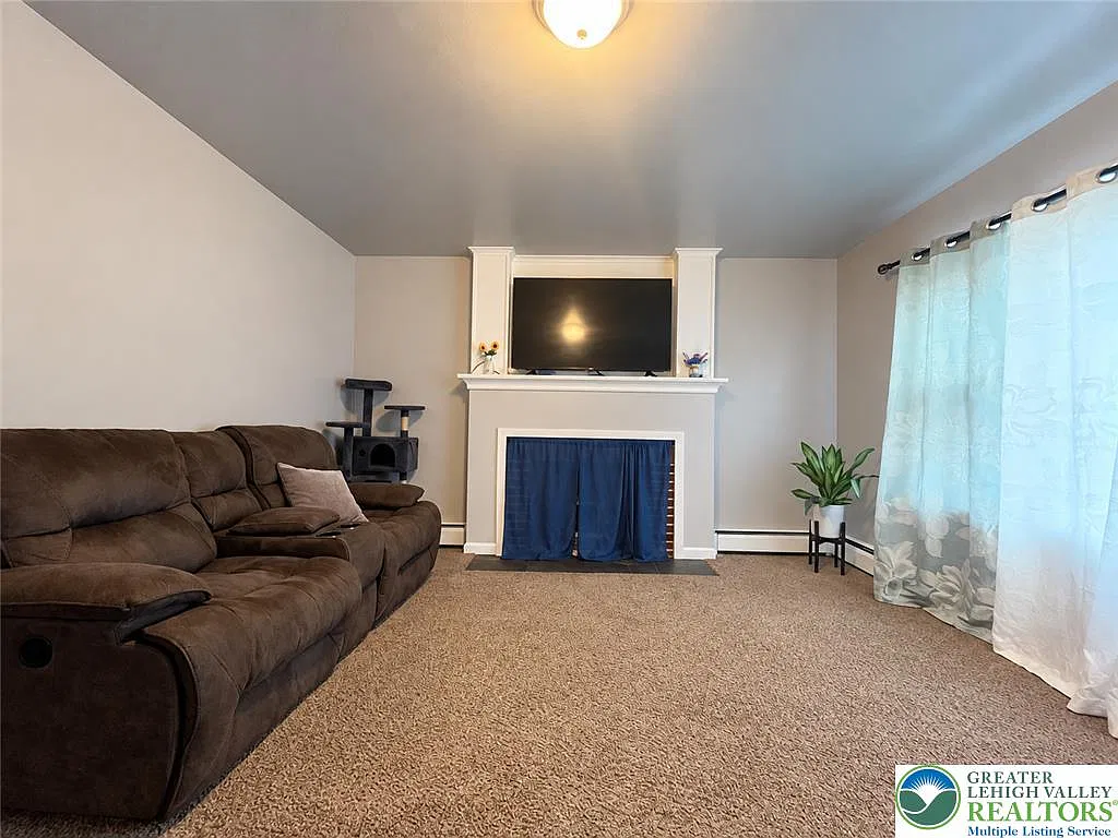 2 bed, 1.0 bath, 777 sqft, $1,195 — Photo 2