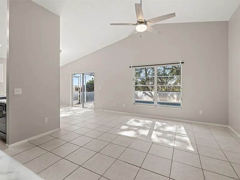 551 Castlemain Cir — Photo 17