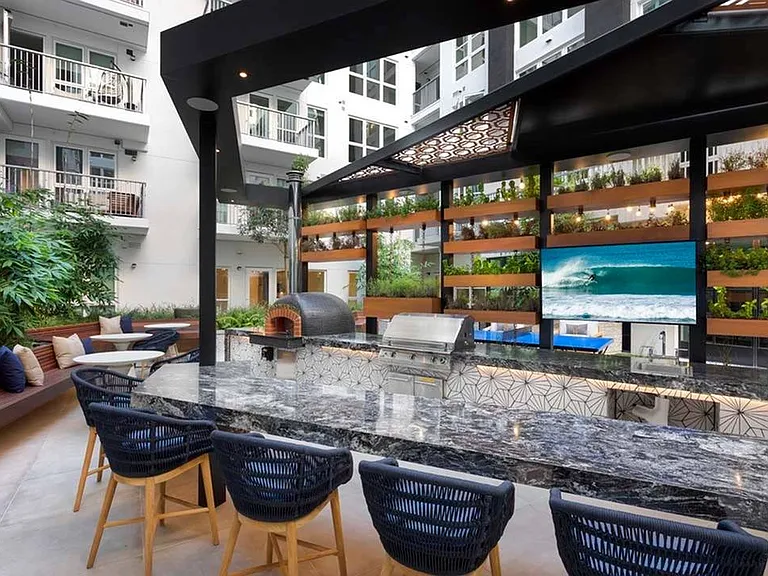 Try out the outdoor brick pizza oven and grilling stations at our lush outdoor courtyard and lounge area