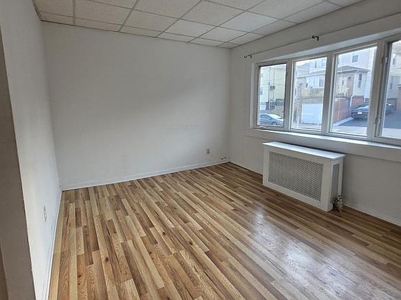 3rd image of 124 Farnham Ave