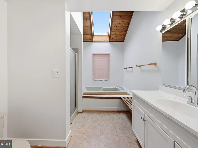 882 Coachway — Photo 21