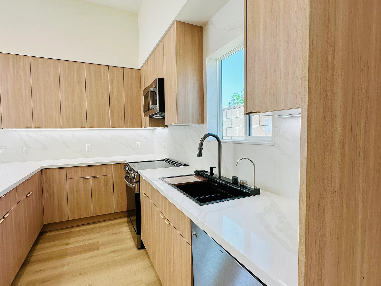 2 bed, 860 sqft, $3,200 — Photo 4
