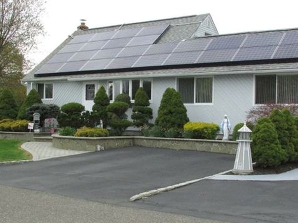 215 Albany Ave, Lindenhurst, NY