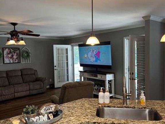 5th image of 608 Elm Cir SW