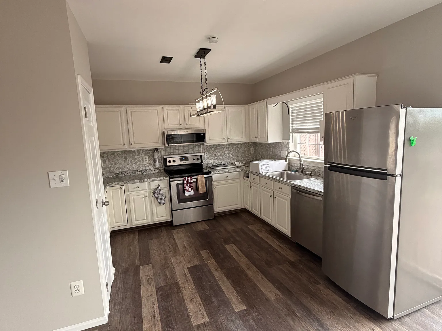 3 bed, 2.5 bath, $1,100 — Photo 2