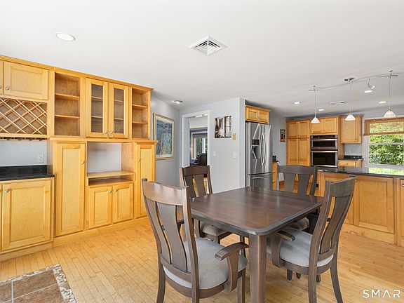 5th image of 106 North Wawecus Hill Road