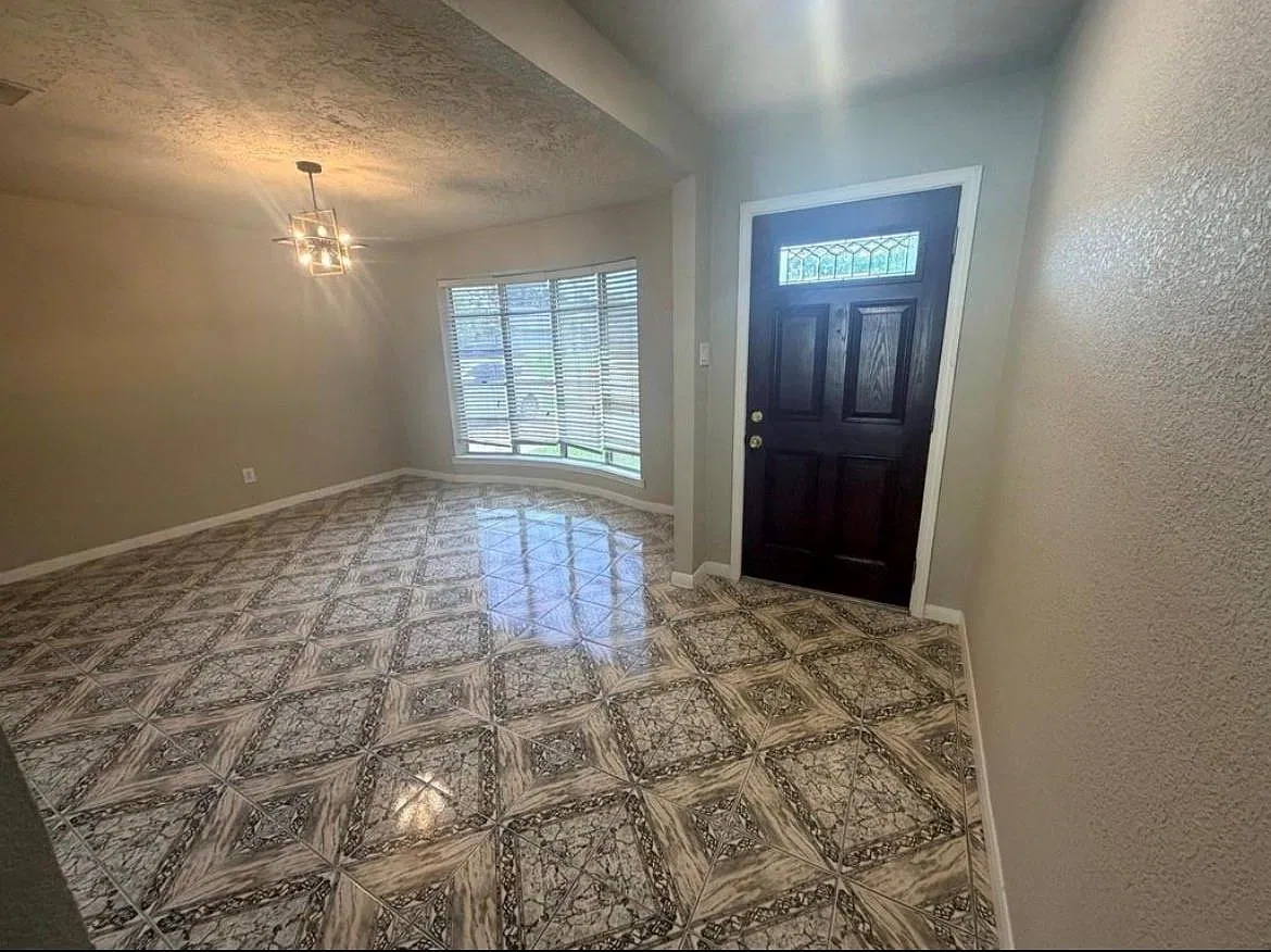 3 bed, 2.0 bath, 2035 sqft, $2,100 — Photo 3