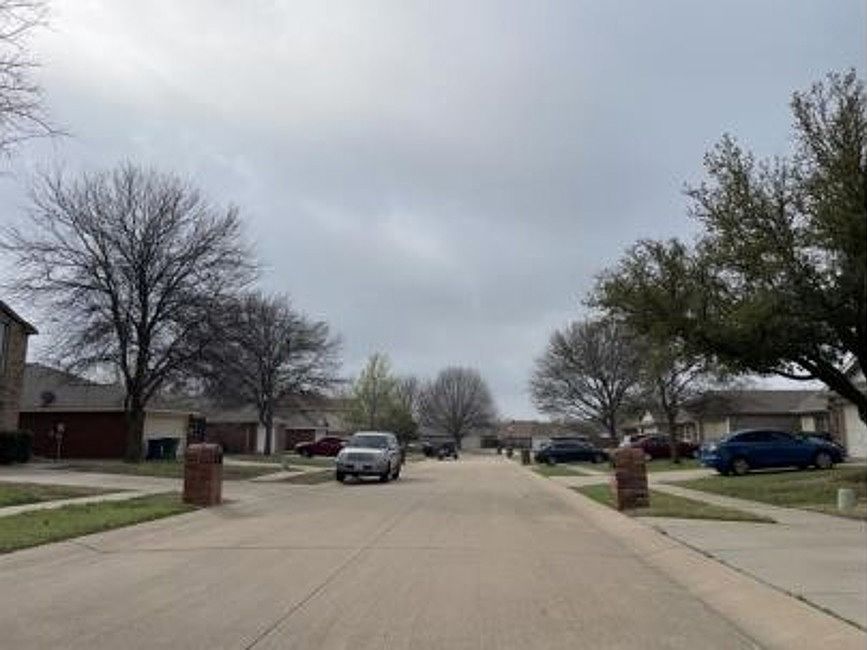 Exterior Neighborhood (street photo)