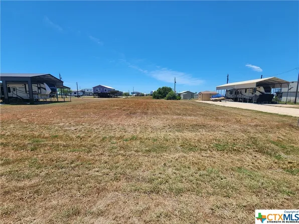 500 Seahorse Dr, Palacios, TX 77465