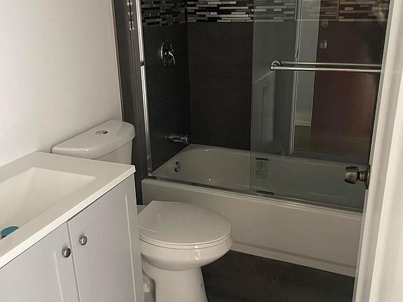 4th image of 1421 N Rockwell St APT 2R