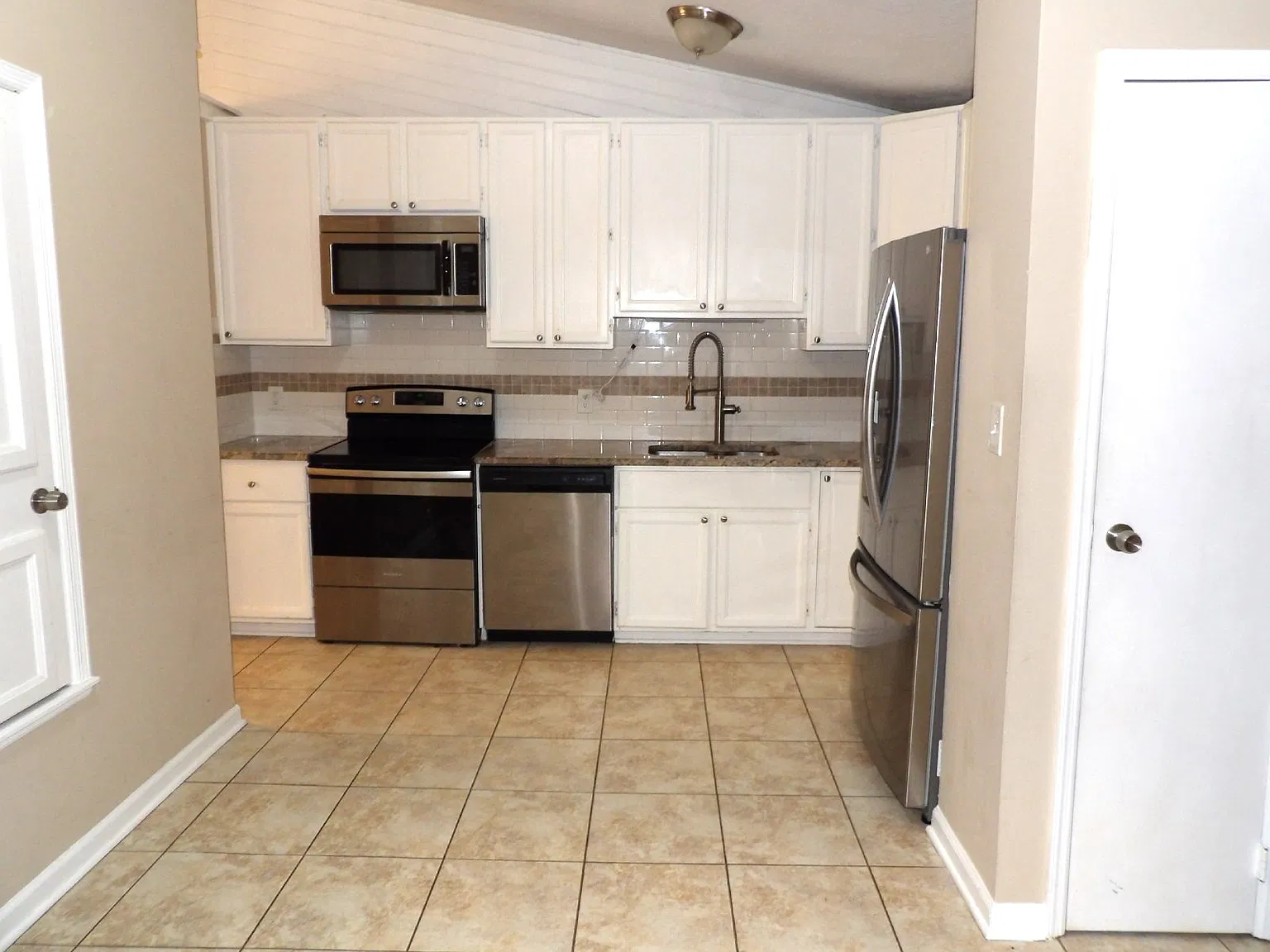3 bed, 1600 sqft, $1,795 — Photo 3