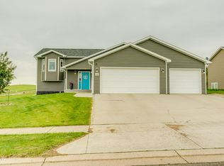 4602 Crown Point Rd NW, Mandan, ND 58554