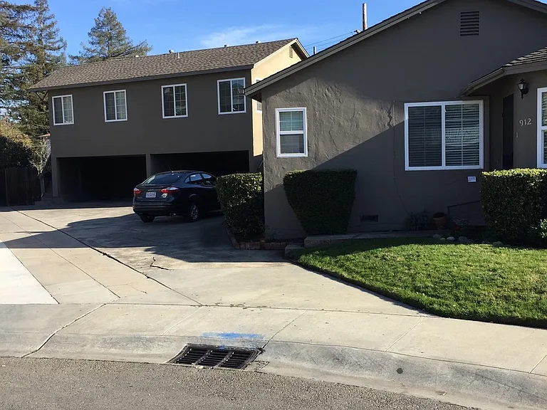 912 Fremont Pl — Photo 1