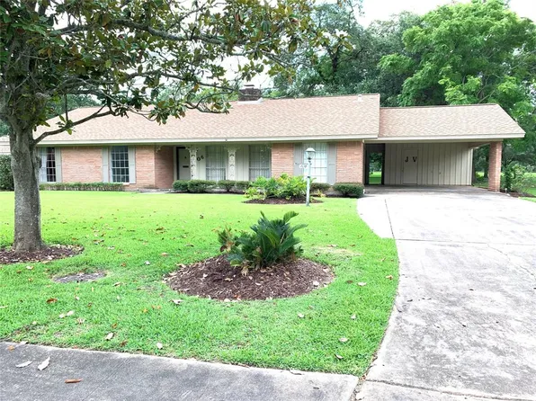 106 Persimmon St, Lake Jackson, TX 77566