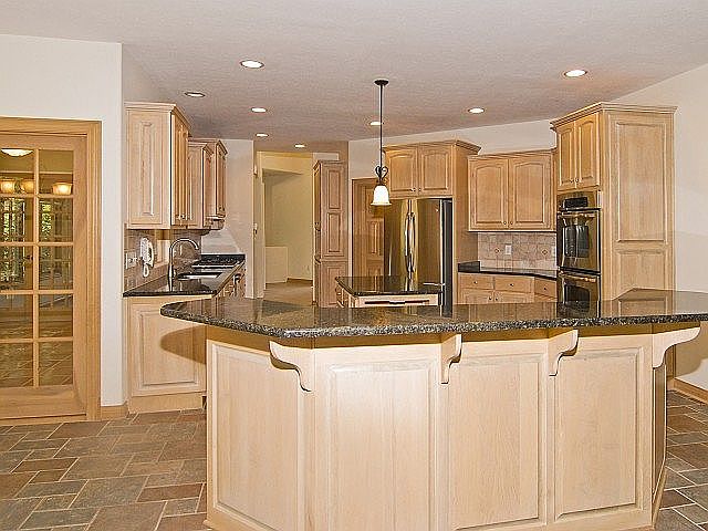 Kitchen  breakfast bar w/new granite