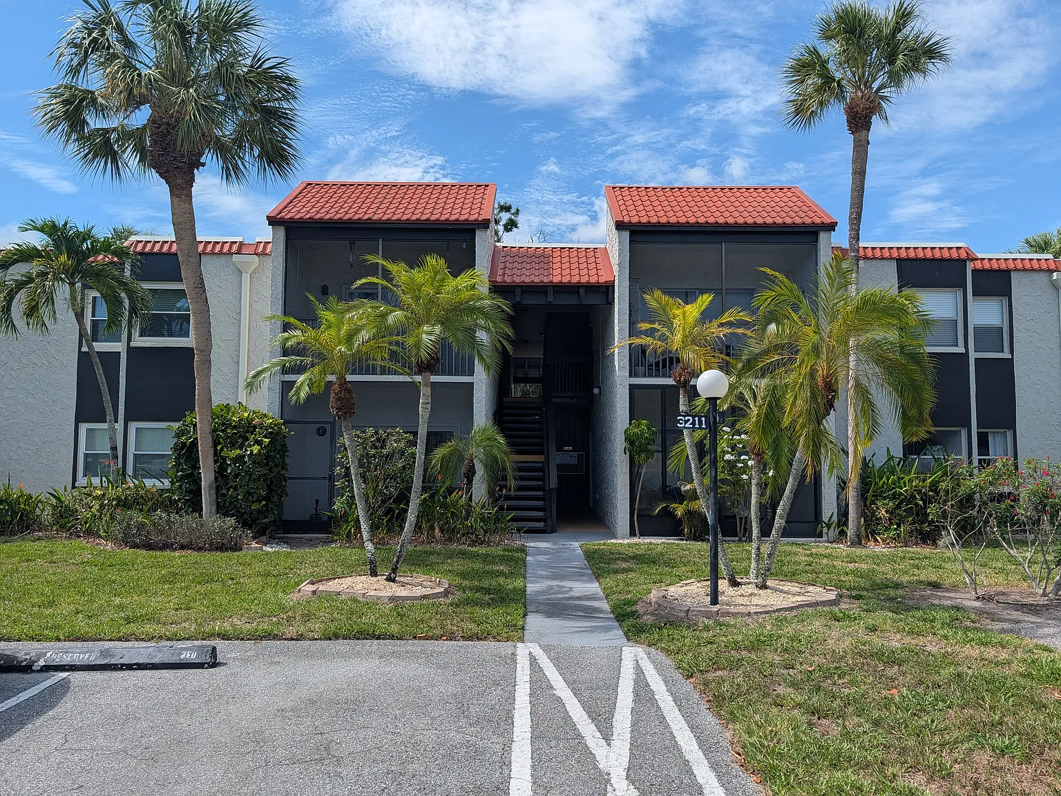 2 bed, 876 sqft, $1,675 — Photo 1