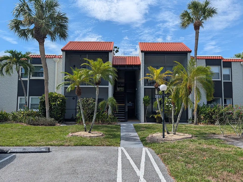 3211 Beneva Rd #203