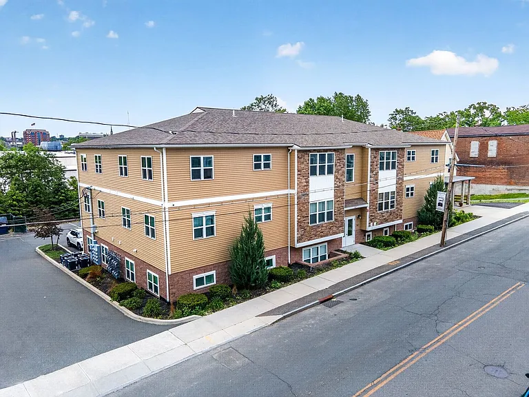 1047 Broadway - Modern Two Bedroom Apartments — Photo 10