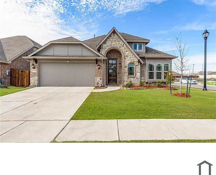 3101 Southampton Dr — Photo 1