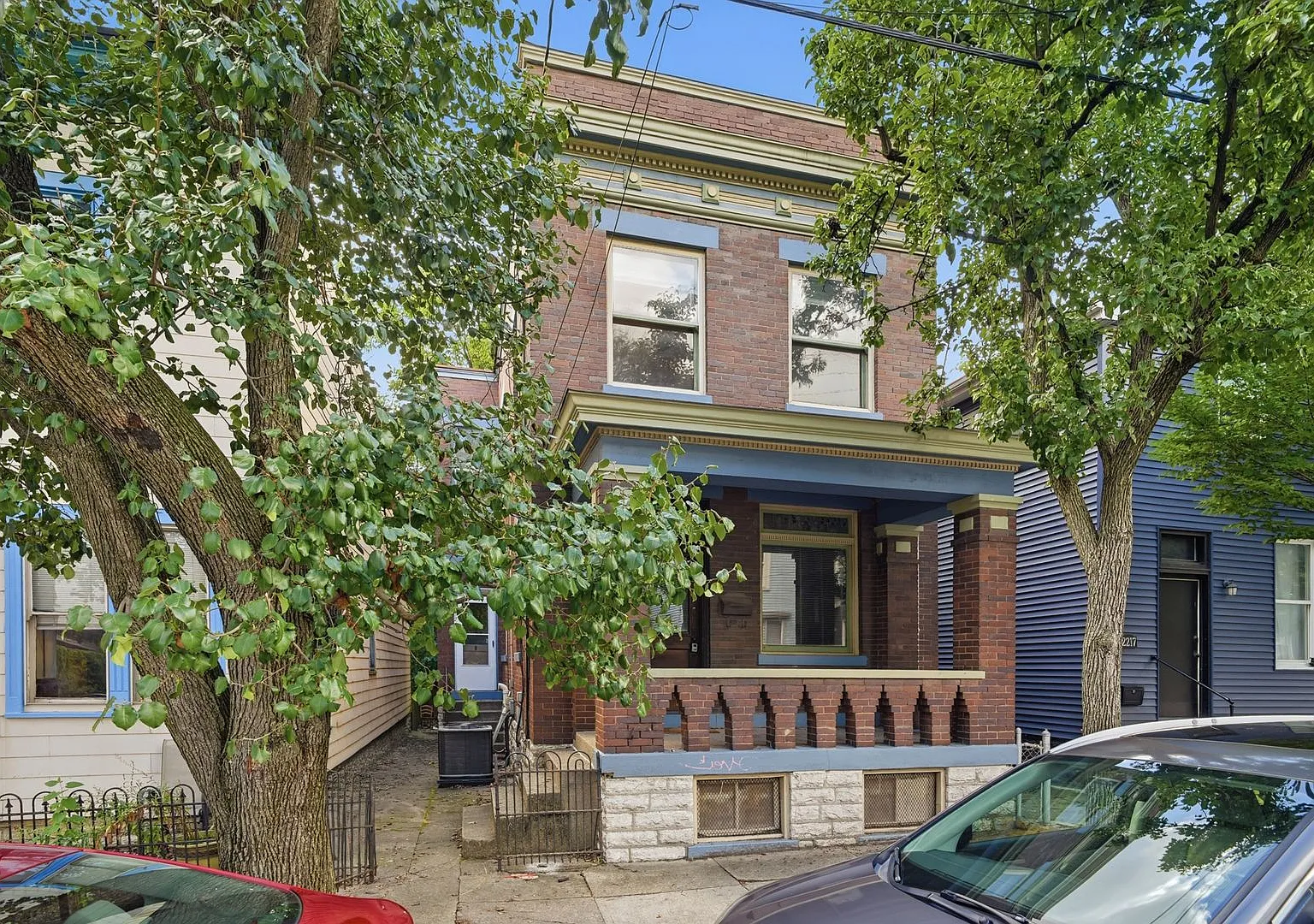 2215 Victor St. — Photo 1