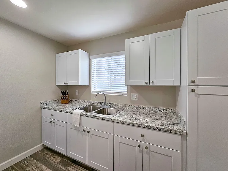 Sandalwood Apartments — Photo 12