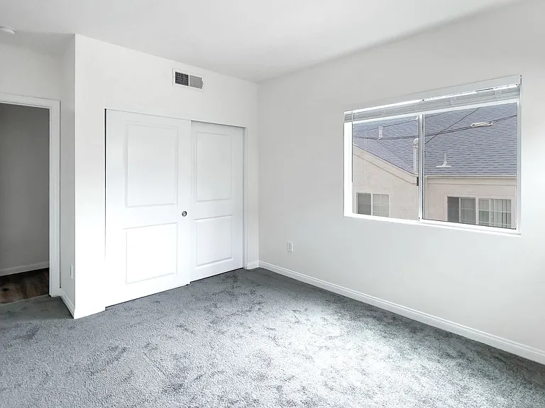 Gorgeous Townhome w/ Rooftop Deck and Ocean Views Near USD — Photo 14