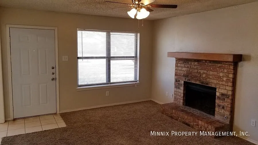 2 bedroom/ 1 bath | 9616 Elmwood Ave #A — Photo 2