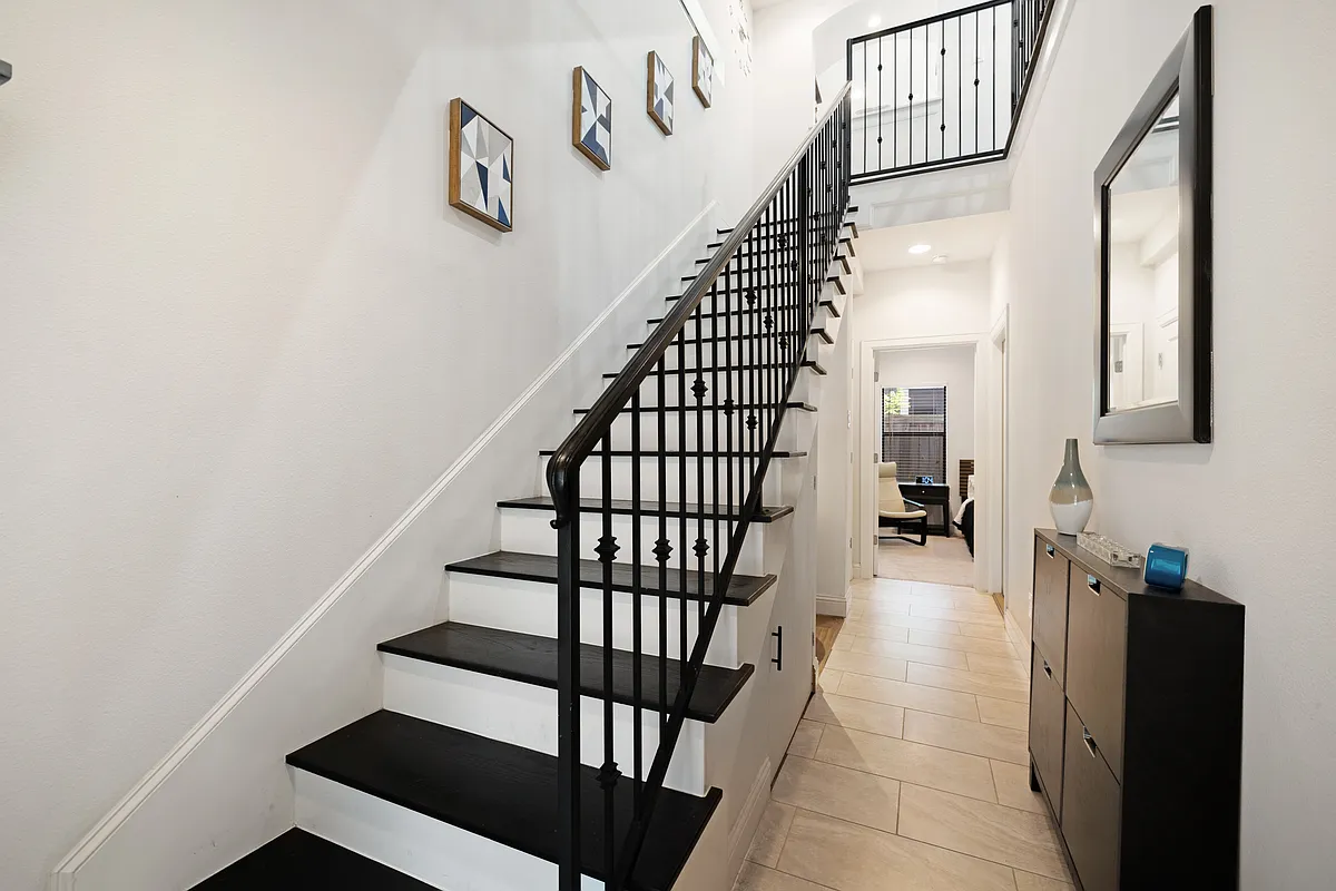Building Photo - 732 W 20th St #B
