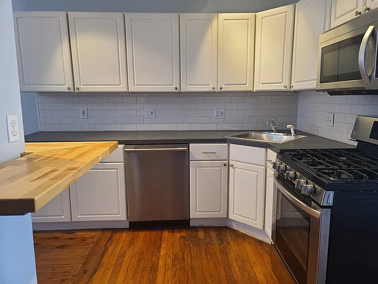 216 W 9th St #1 — Photo 6