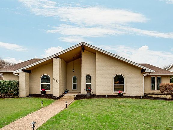 2nd image of 1800 Lake Hill Ln