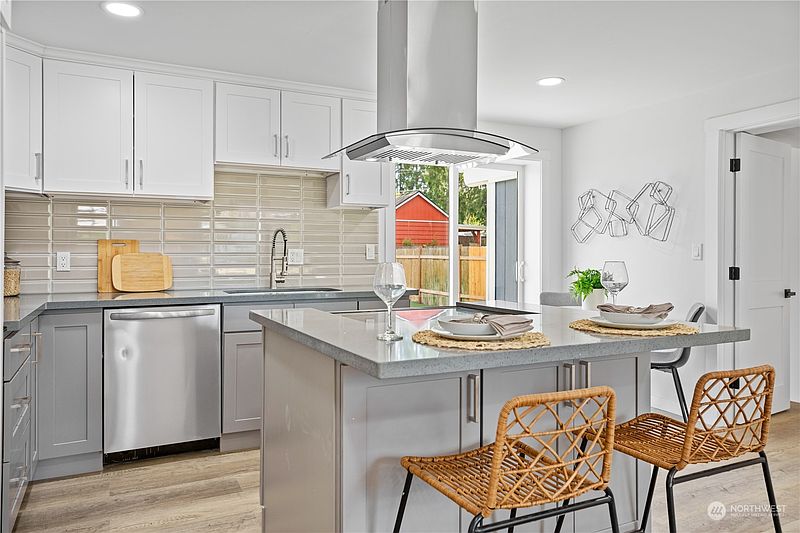 5th image of 762 Queen Avenue NE